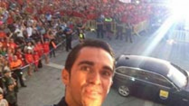 Contador, homenaje en la Comunidad y autofoto en Pinto