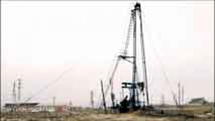 Telediario 1 - El precio del petróleo continuará bajando