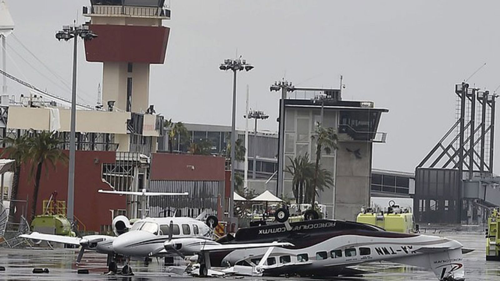 El huracán Odile deja 11.000 desalojados y 200.000 hogares sin luz a su paso por México