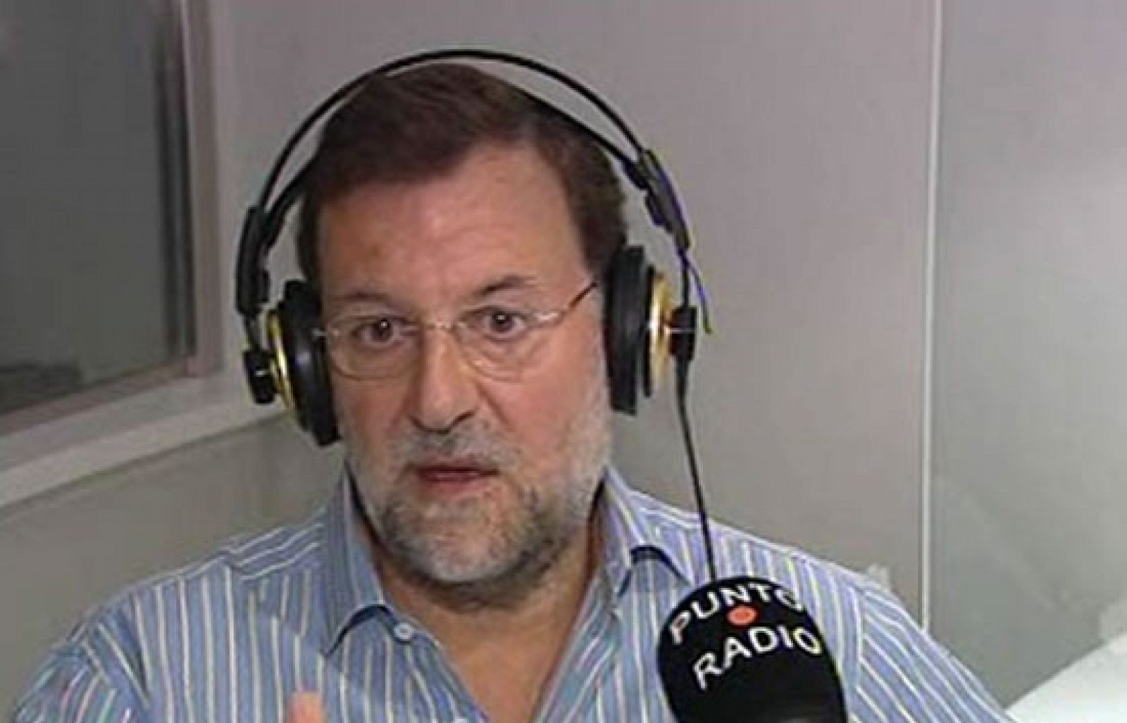 Rajoy acusa a Zapatero de no hacer nada frente a la crisis | Ver