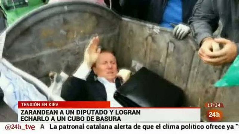 Manifestantes ucranianos tiran a un diputado a un contenedor de basura