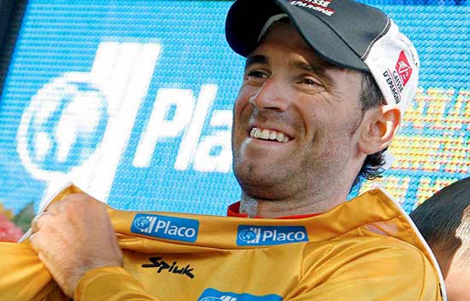 El ciclista Alejandro Valverde nos muestra orgulloso su maillot amarillo, después de imponerse en la segunda etapa, disputada entre Granada y Jaén.