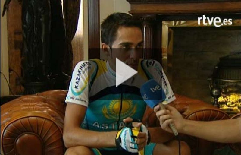Los aficionados están arropando al campeón del Giro, Alberto Contador, durante su participación en La Vuelta 08. Pese al acoso de aficionados y medios, Contador se siente orgulloso de que "la gente siga ilusionándose con él y con el ciclismo".