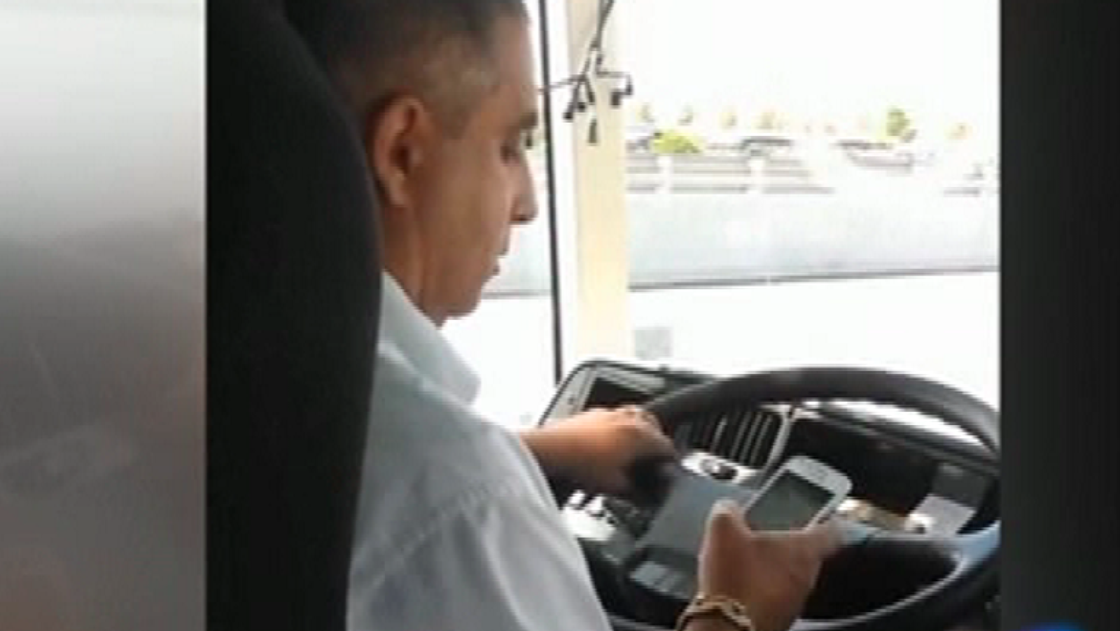 España Directo- Un conductor del Aerobús 'se mensajea' con el móvil mientras conduce