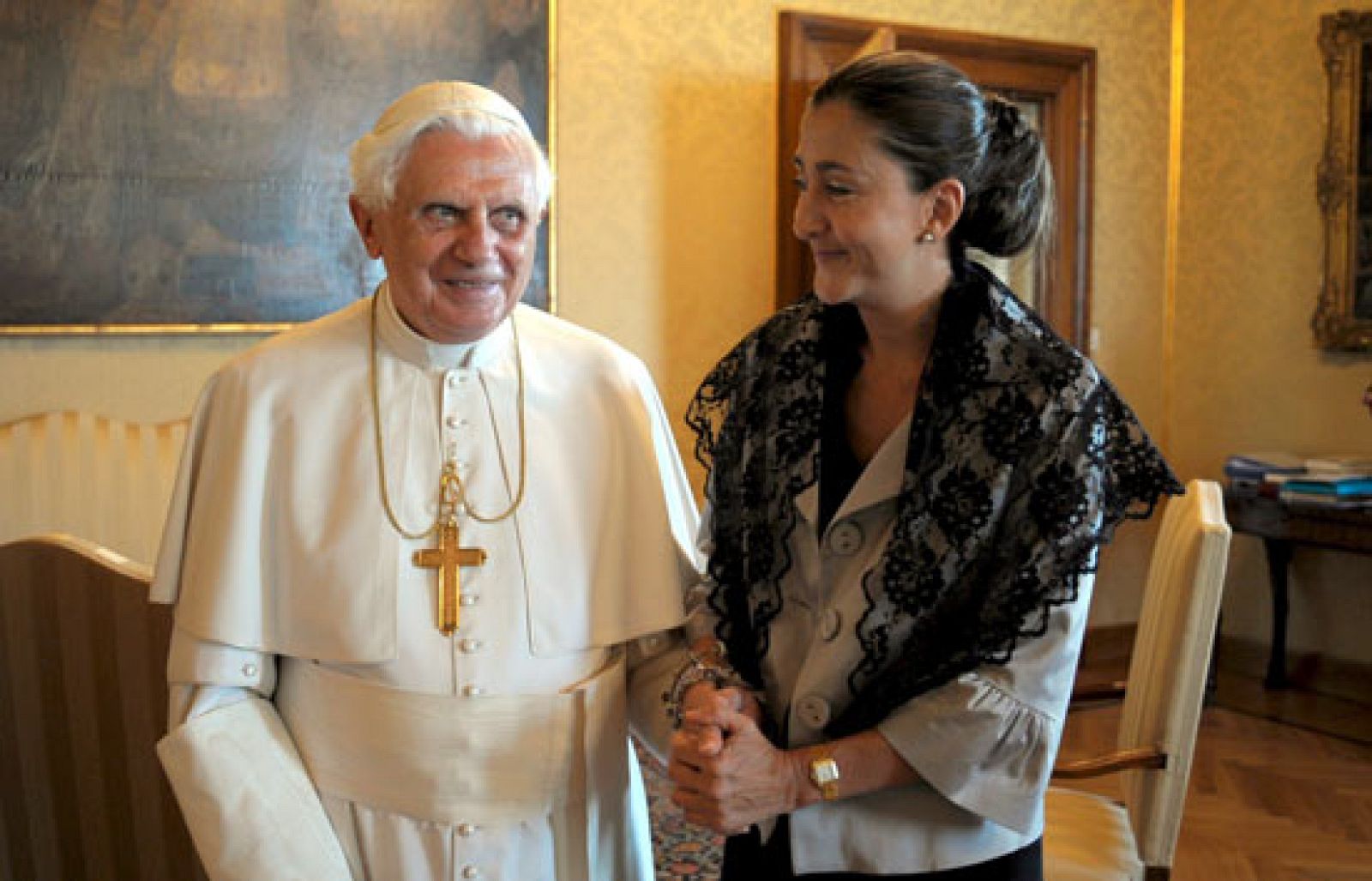 El Papa Benedicto XVI ha recibido a Ingrid Betancourt en su residencia de verano de Castel Gandolfo.