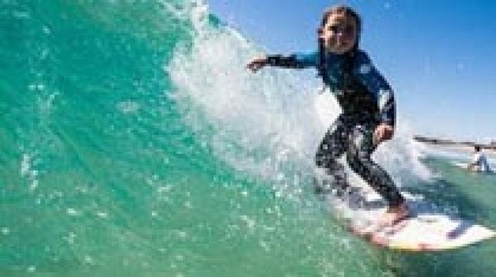 La nueva sensación del surf tiene solo seis años