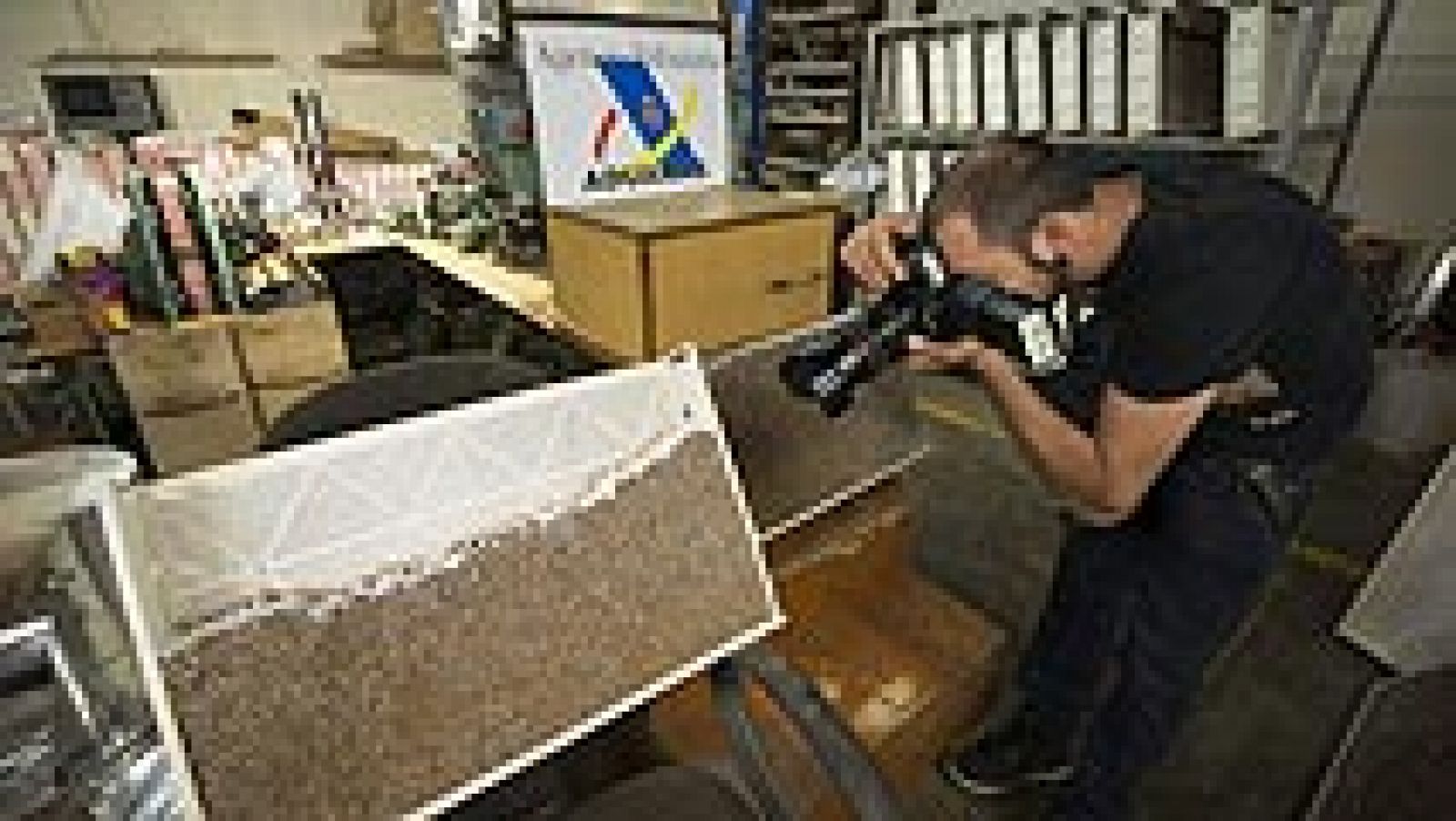 Detenidas 18 personas en la mayor operación contra fábricas de tabaco ilegal en España | Ver