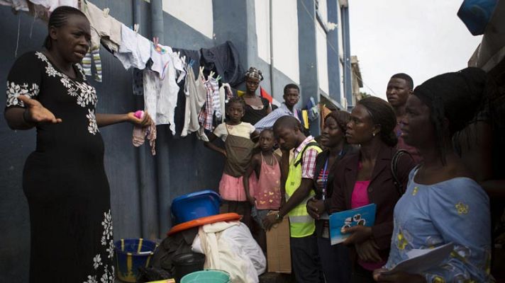 Telediario 1 - 2º día del toque de queda en Sierra Leona por el Ébola