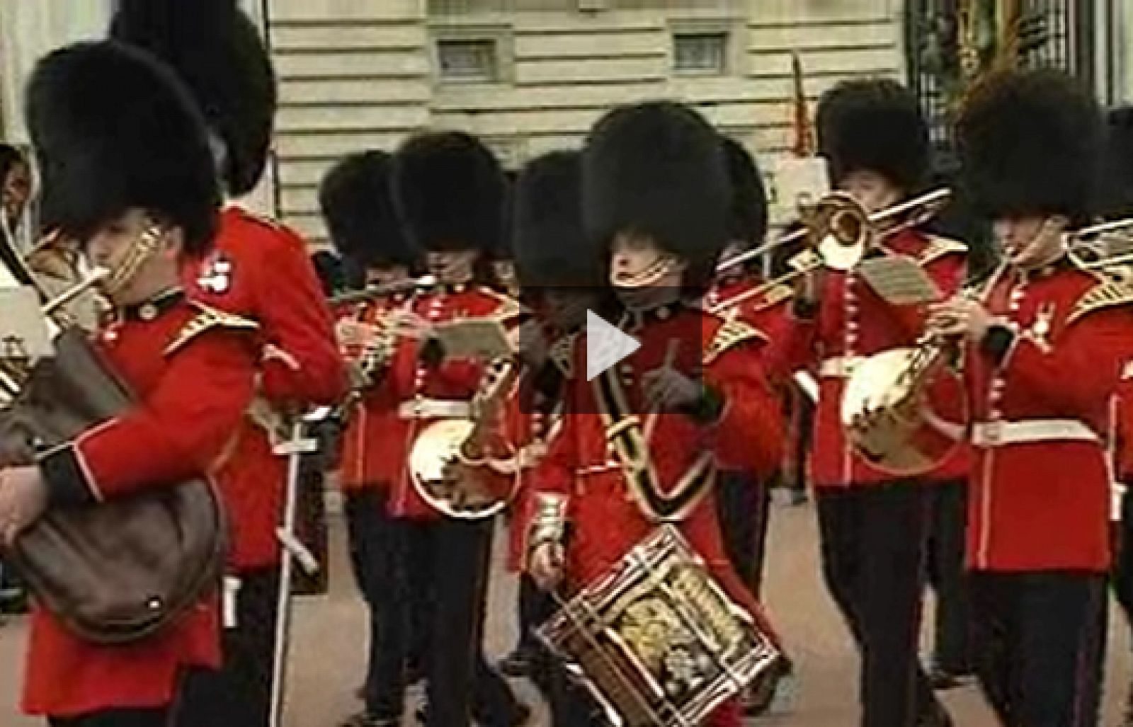 Después de dos siglos, la guardia real inglesa podría dejar de usar sus tradicionales gorros de piel de oso | Ver