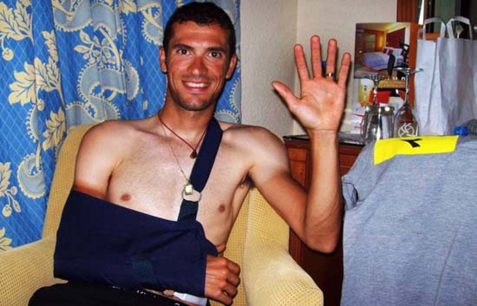 El ciclista del equipo Tinkoff, Richi Serrano, ha tenido que abandonar la Vuelta al fracturarse la clavícula en una salida de curva.