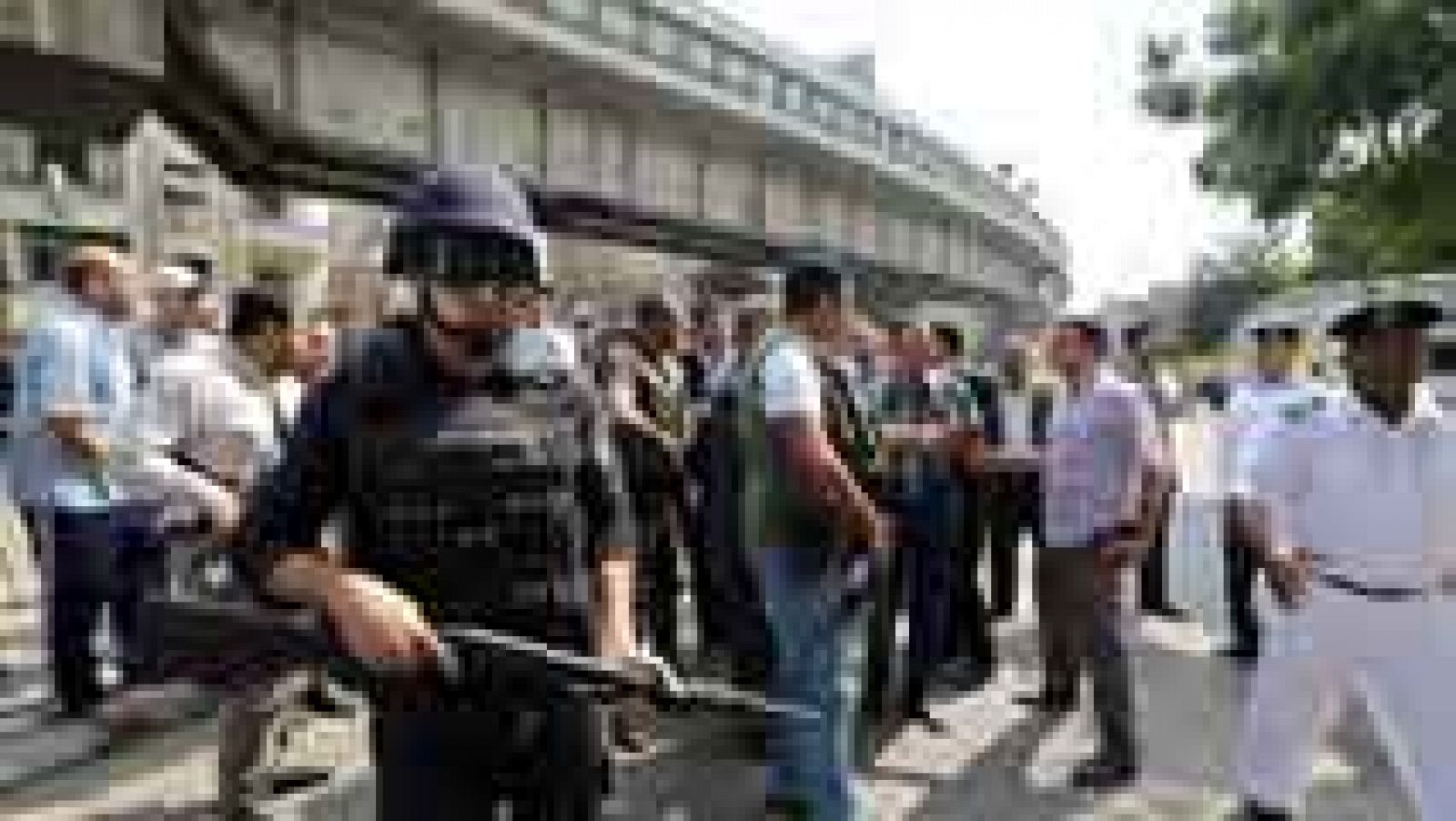 Telediario 1: Mueren dos policías en El Cairo al explotar una bomba  | RTVE Play
