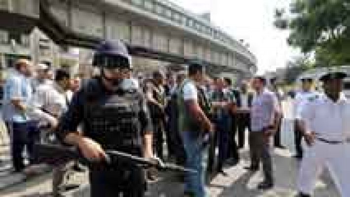 Mueren dos policías en El Cairo al explotar una bomba 