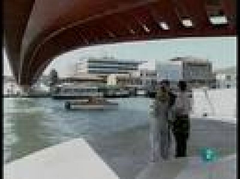 El arquitecto valenciano Santiago Calatrava ha defendido de las críticas su puente de Venecia, una obra que rompe el inmovilismo arquitectónico de la ciudad al ser el primero que se construye desde hace 125 años (03/09/08).