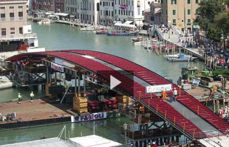 El arquitecto valenciano Santiago Calatrava ha defendido de las críticas su puente de Venecia, una obra que rompe el inmovilismo arquitectónico de la ciudad al ser el primero que se construye desde hace 125 años (03/09/08).