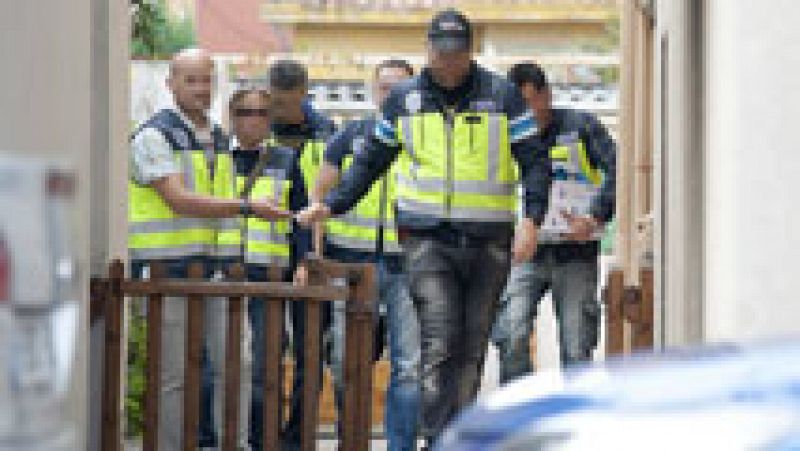 Agentes de policía registran la vivienda de Madrid donde residía el presunto pederasta de Ciudad Lineal