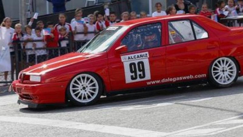 Jorge Lorenzo se divierte al volante en Alcañiz