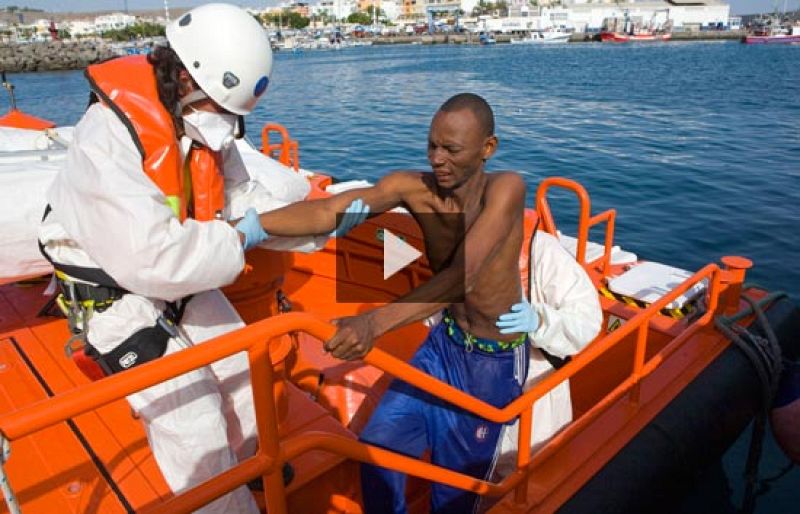 13 inmigrantes han muerto en un cayuco cuando intentaban llegar a las Islas Canarias.