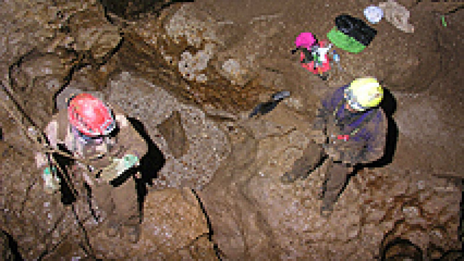Telediario 1: Un espeleologo español cumple una semana atrapado en una cueva de Perú | RTVE Play