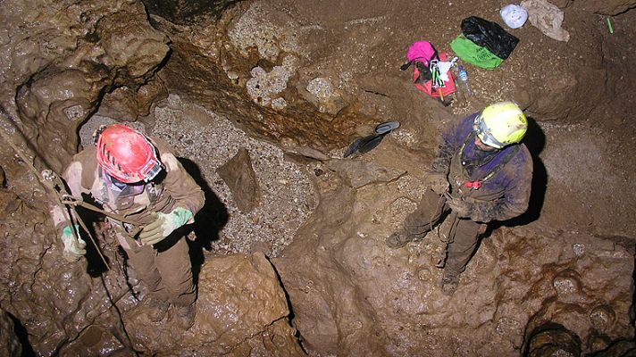 Telediario 1 - Un espeleologo español cumple una semana atrapado en una cueva de Perú