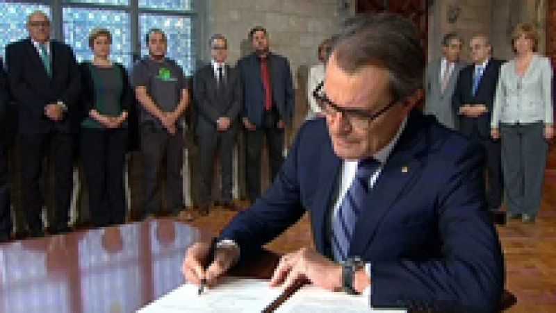 Mas firma la convocatoria del referéndum soberanista en Cataluña