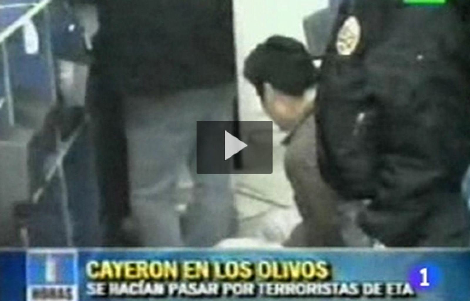  La Policía ha detenido en Lima a tres peruanos por extorsionar a través de Internet a unas cincuenta empresas en España, haciéndose pasar por miembros de ETA.