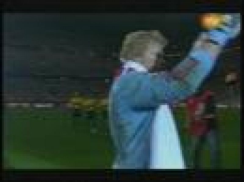 El portero alemán Oliver Kahn se despide del fútbol, a los 39 años de edad, en un partido-homenaje entre el Bayern Munich y un combinado alemán.