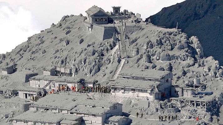 Informativo 24h - Al menos un muerto y decenas de desaparecidos y heridos por la erupción del Ontake