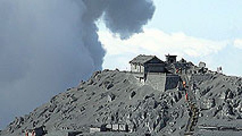 Buscan a 45 senderistas desaparecidos en la erupción del Monte Ontake en Japón