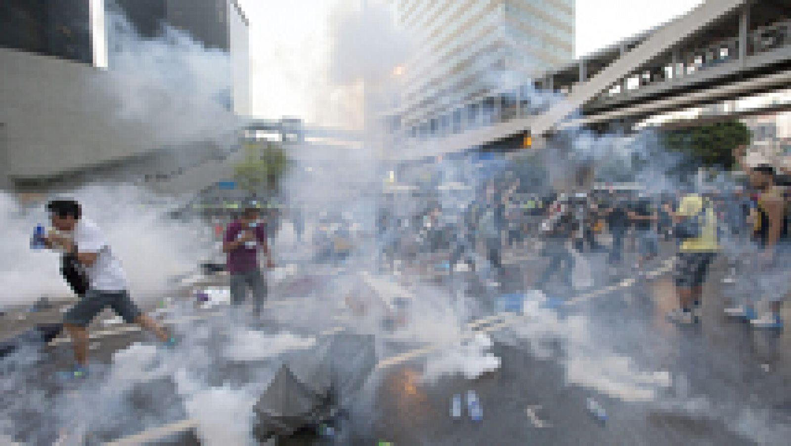 La policía carga con gases lacrimógenos contra los manifestantes en Hong Kong