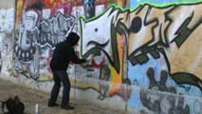 La policía detiene a 10 grafiteros 