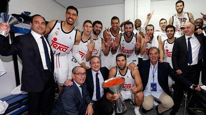 El vestuario blanco celebró por todo lo alto la Supercopa