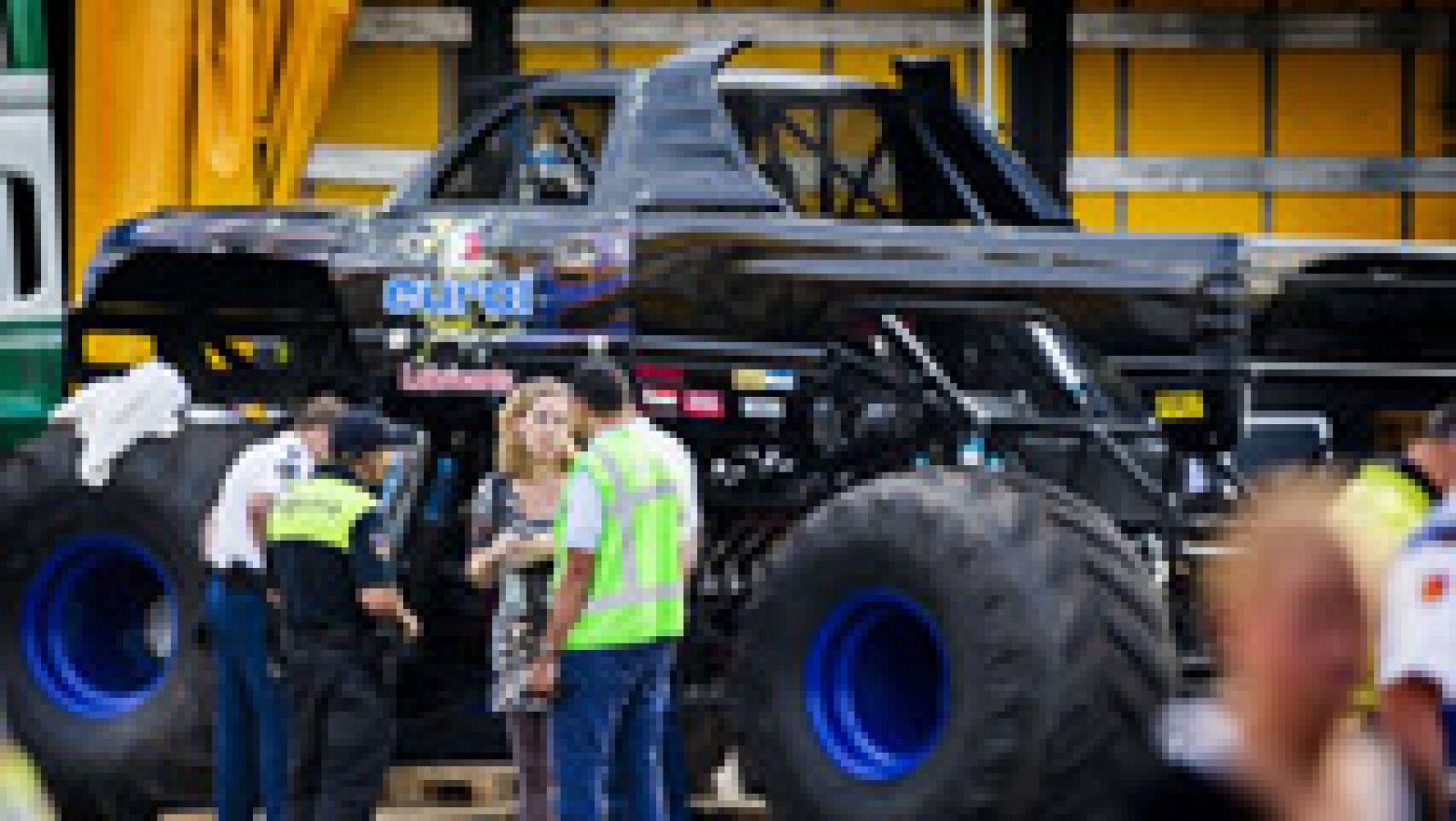 Informativo 24h: Dos adultos y un niño mueren en un accidente en una exhibición de 'monster truck' en Holanda | RTVE Play
