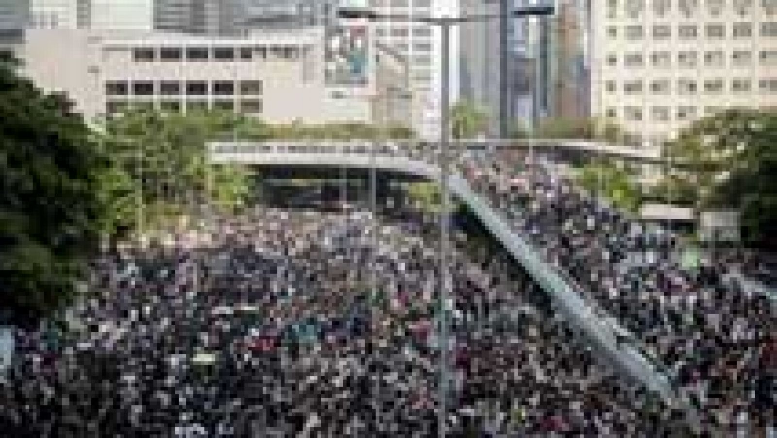 70 detenidos en Hong Kong en los enfrentamientos entre la policía y los manifestantes
