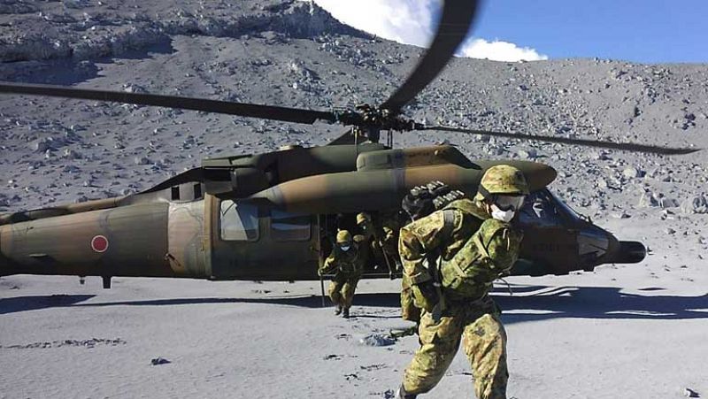En búsqueda de supervivientes en las laderas del volcán Ontake en Japón