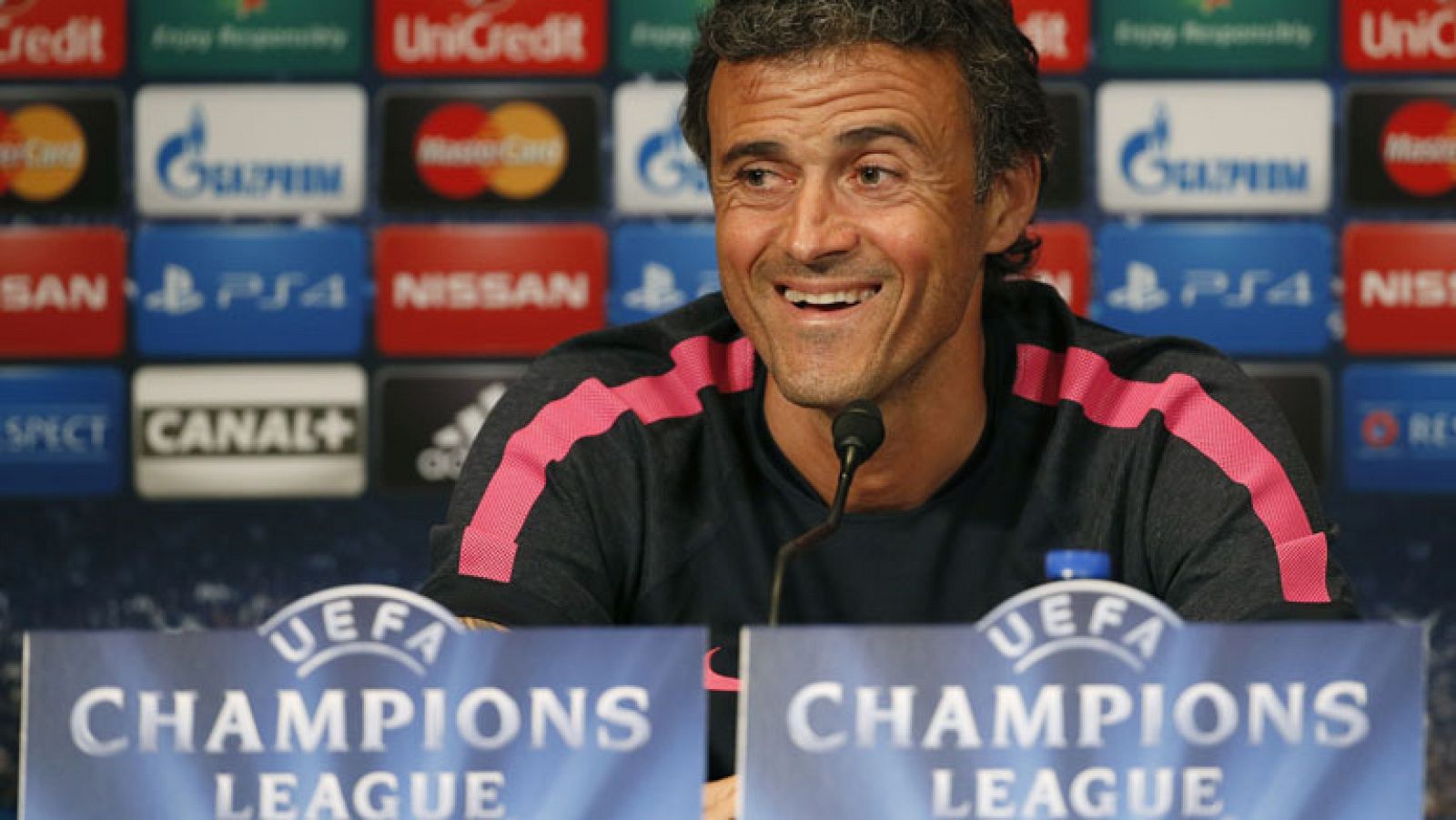 El entrenador del FC Barcelona, Luis Enrique Martínez, no ha desvelado el once que alineará ante el PSG, incluida la duda en la portería, en el partido de la fase de Grupos de la Champions League y ha defendido el modelo de las rotaciones.