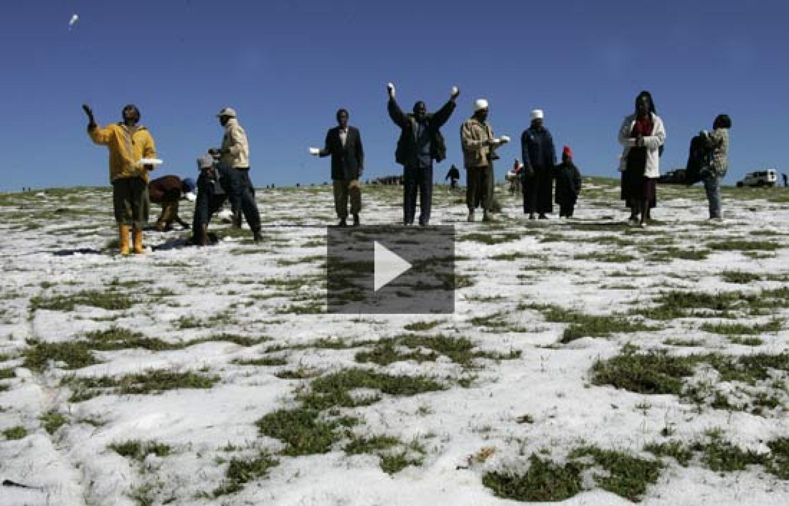 Un enorme granizada ha teñido de blanco varias partes de Kenia central, lo que ha sido una emocionante experiencia para sus habitantes, la mayoría de los cuales nunca había experimentado esas condiciones (04/09/08).
