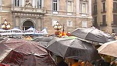 Concentraciones ante los ayuntamientos catalanes para pedir que se levante la suspensión del 9-N