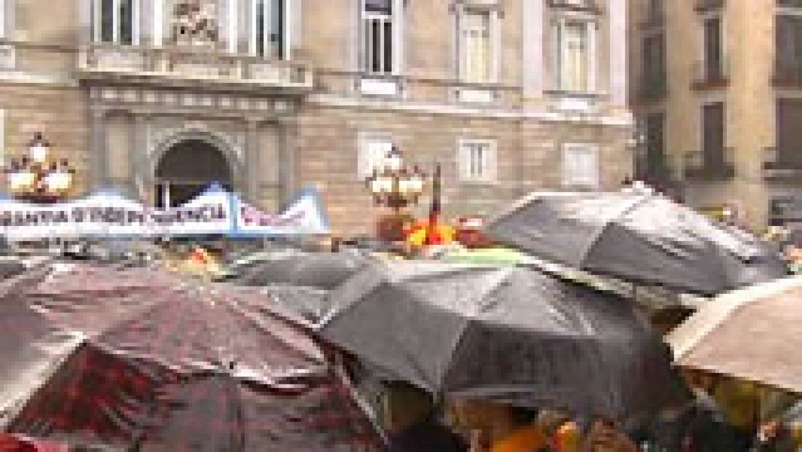 Cientos de personas se concentran ante los ayuntamientos para pedir al TC que levante la suspensión del 9-N