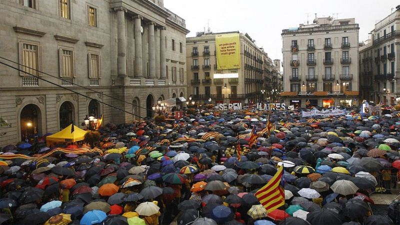 Miles de personas se concentran en Cataluña para pedir que se levante la suspensión de la consulta