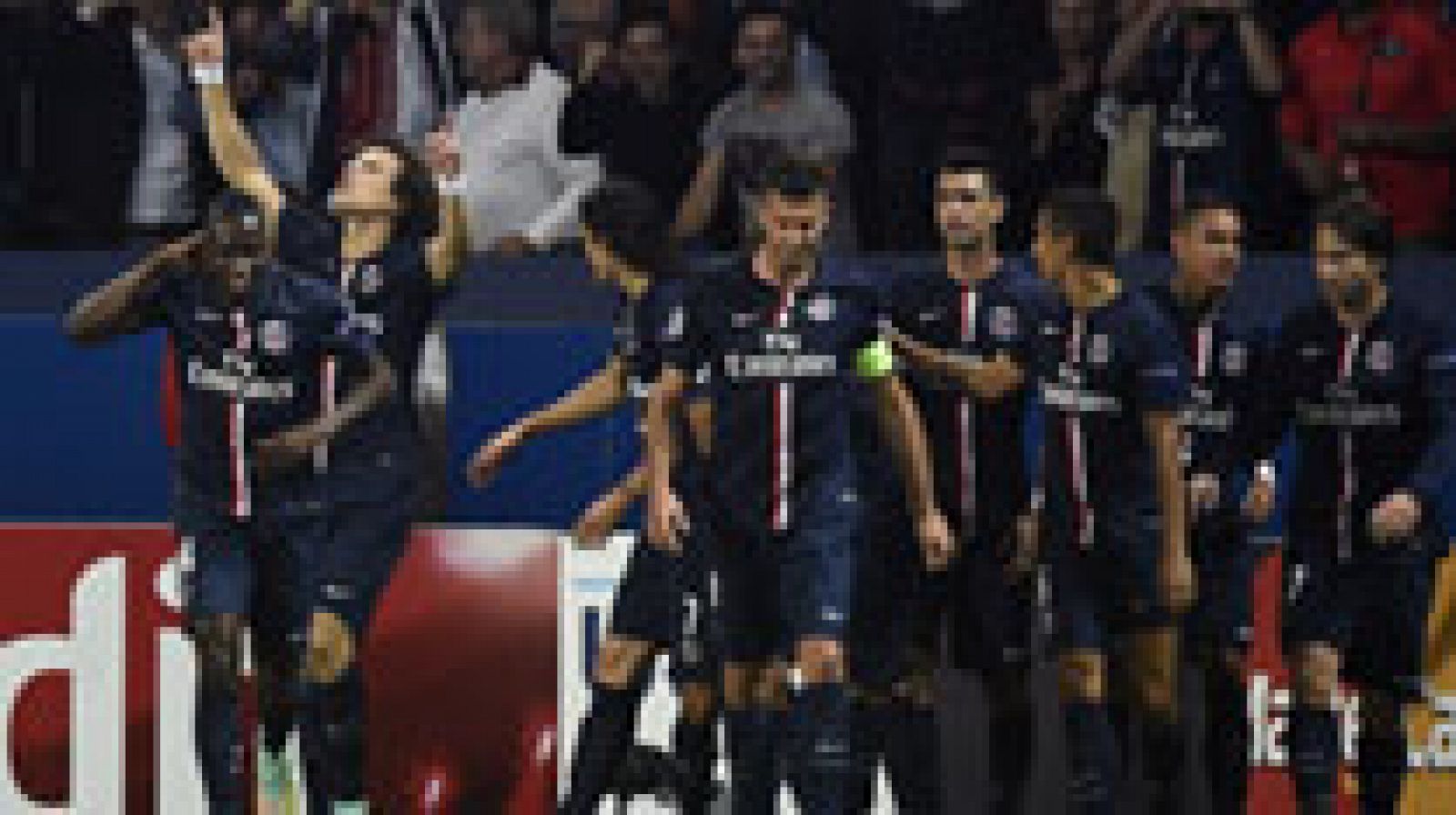 El brasileño ha anotado el primer gol del PSG ante el Barcelona tras el saque de una falta al punto de penalti, (1-0).