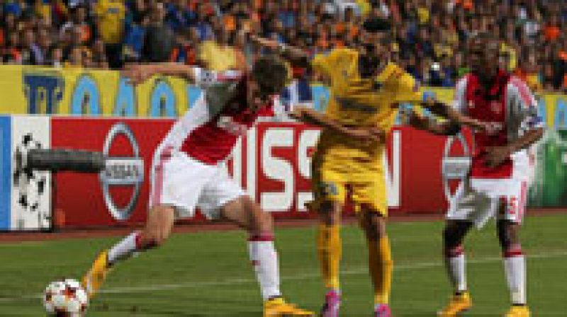 El Ajax de Frank de Boer no supo plasmar en el marcador la superioridad que tuvo en buenas fases del partido en Nicosia ante un combativo APOEL que sacó un punto gracias a un dudoso penalti (1-1).
