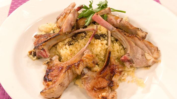 Chuletillas de lechal lacadas con miel y cuscús de frutos se