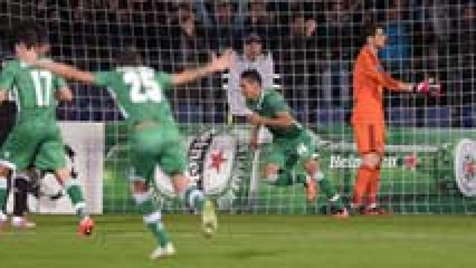 El jugador brasileño del Ludogorets Marcelinho ha adelantado a su equipo ante el Real Madrid en el minuto 6 de juego, tras rematar en el segundo palo un saque de esquina y zafarse de la marca de Arbeloa.