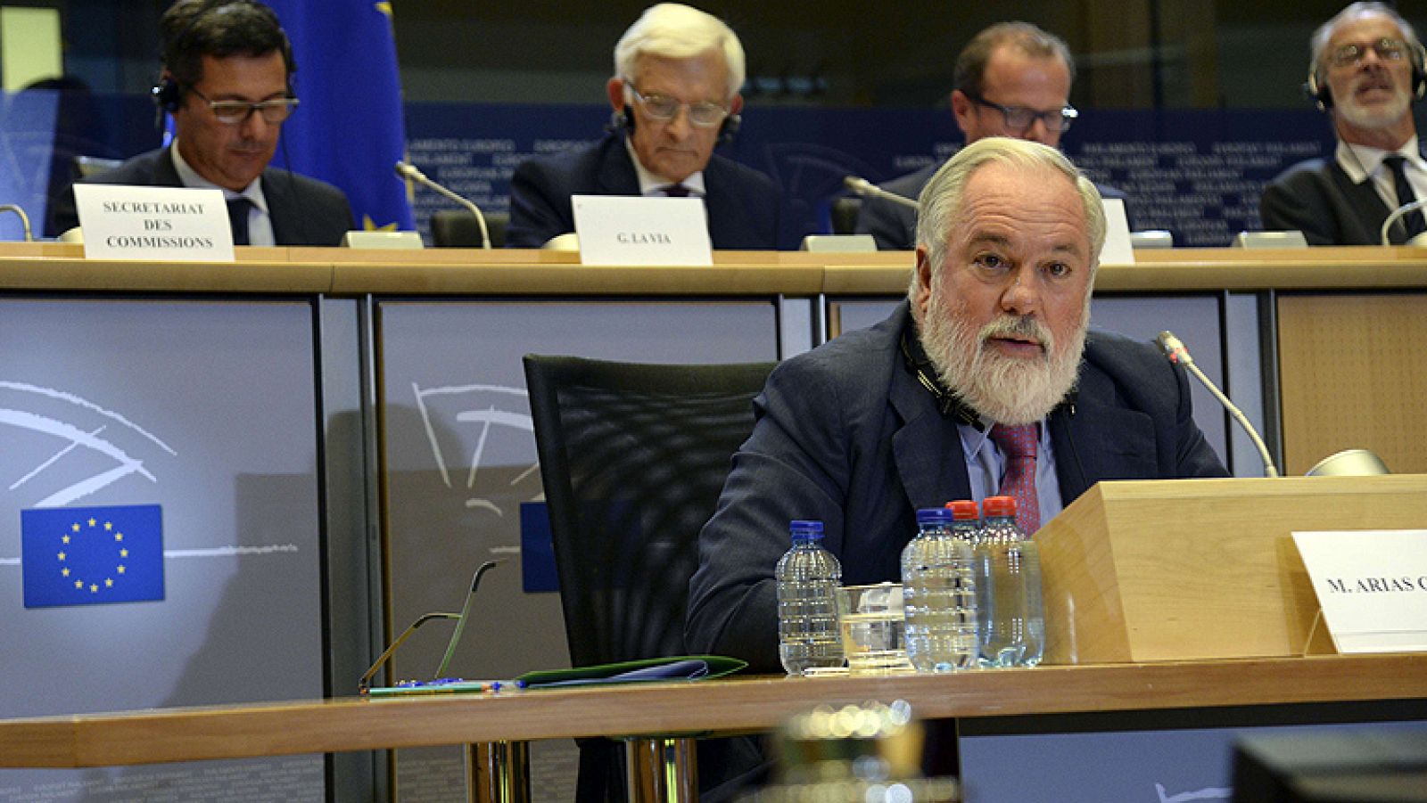 Arias Cañete niega que él o su familia mantengan vínculos con dos petroleras | Ver