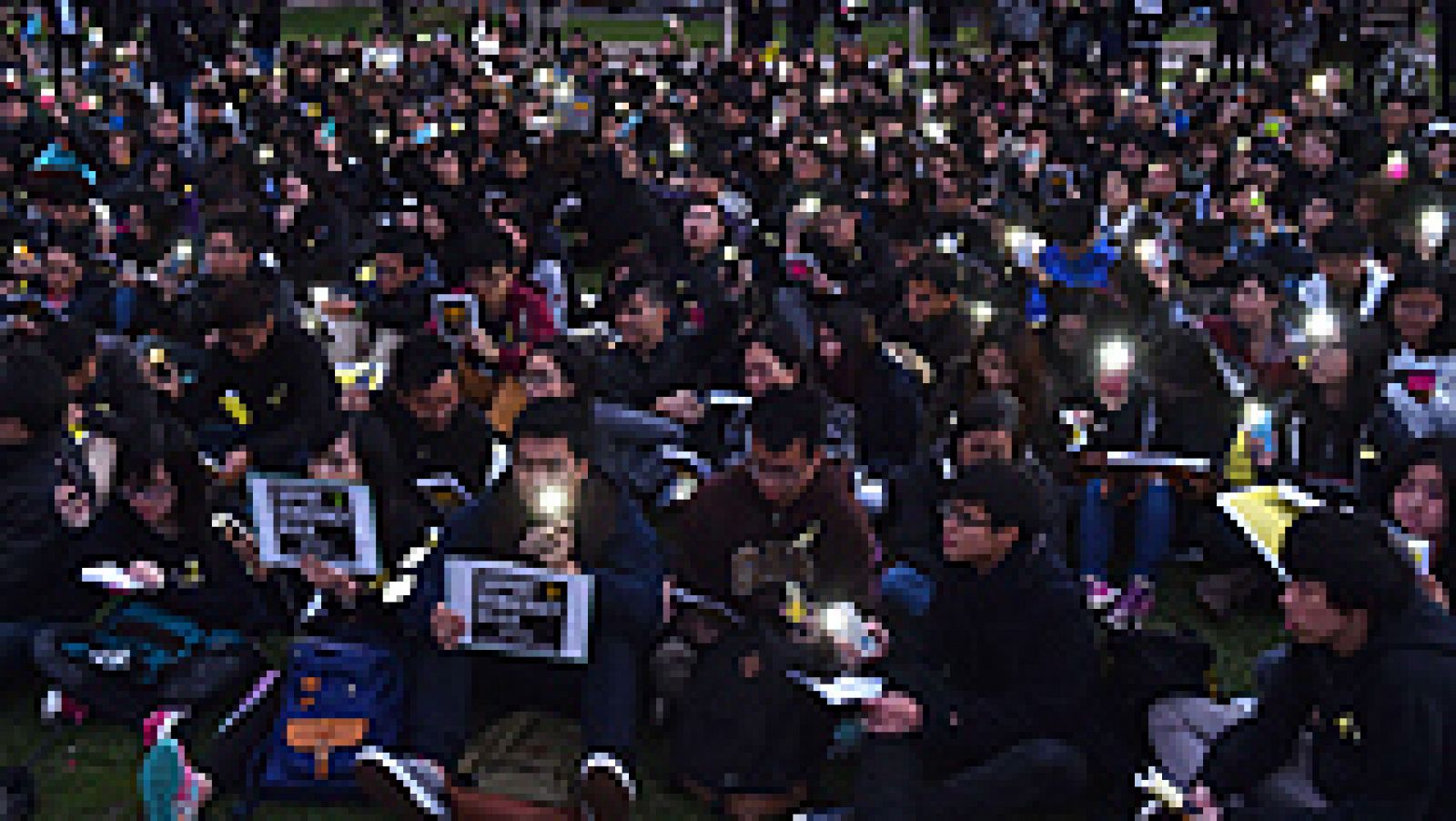  Sin respuesta de ningún tipo a las crecientes protestas en Hong Kong, dos organizaciones clave en el movimiento prodemocrático encabezado por los estudiantes han amenazado con ocupar edificios oficiales si este jueves no dimite el jefe del Gobierno local, Leung Chung-ying. Así, la pelota está ahora en el lado del régimen chino. 