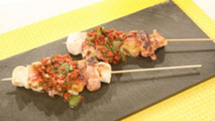 Brocheta de pollo con salvia, salchicha y bacon