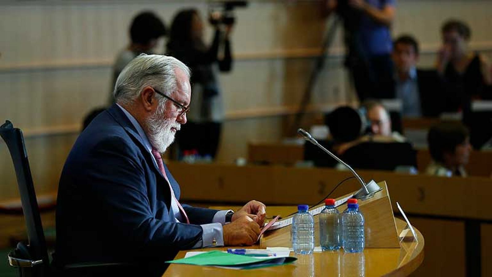 Los eurodiputados deciden evaluar de nuevo la declaración de intereses de Cañete