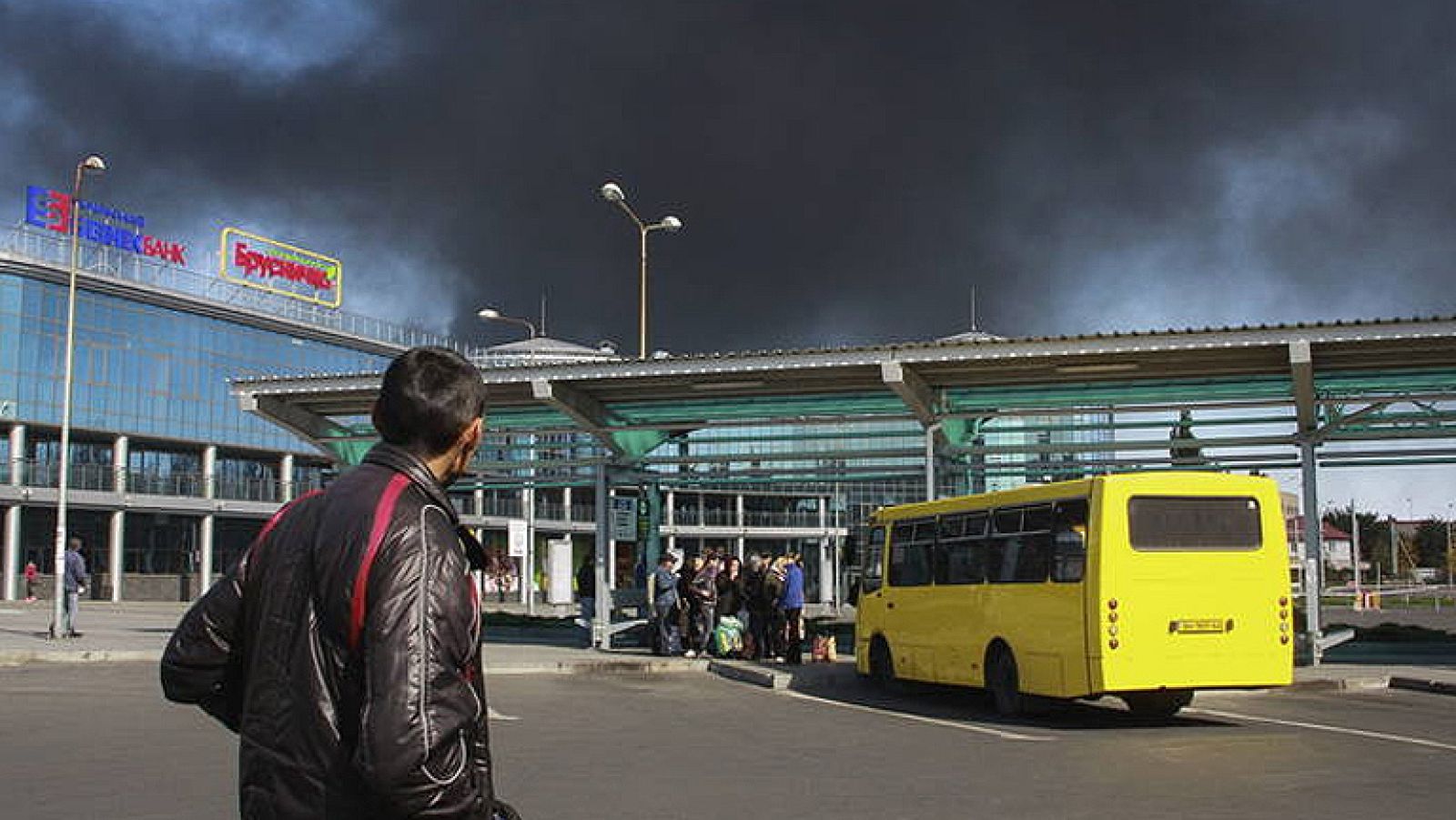 Telediario 1: Los rebeldes intentan recuperar el aeropuerto de Donetsk | RTVE Play