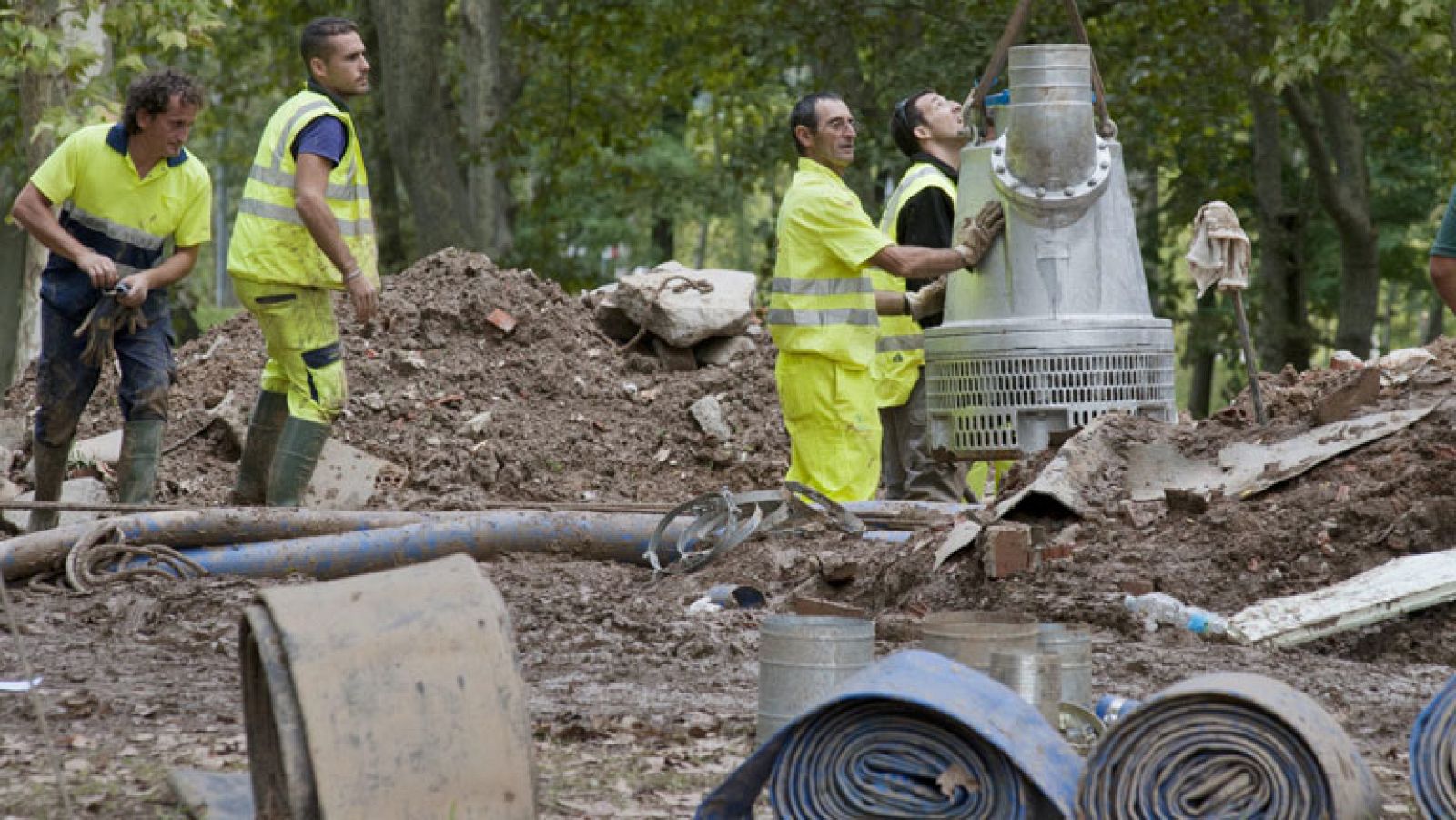 Siguen los trabajos para bombear el agua que ha inundado la estación del AVE en Girona