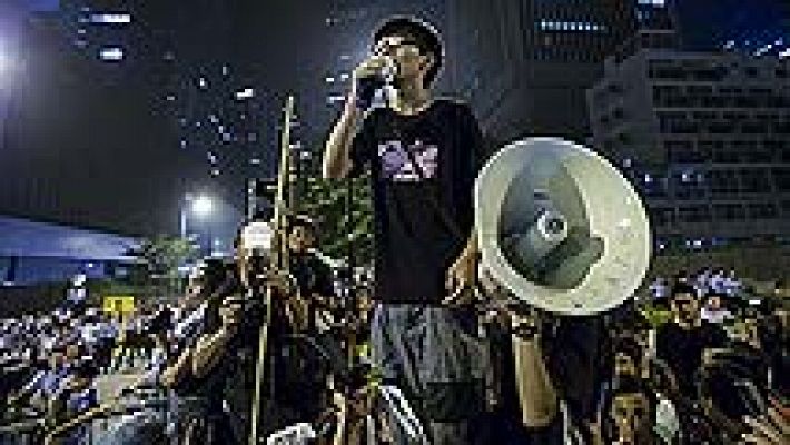 El líder de Hong Kong rechaza dimitir pero ofrece diálogo